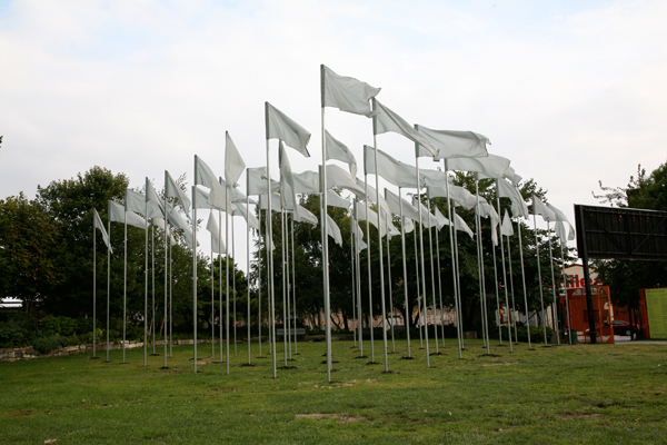 Andréa Stanislav, Ghost Siege, Socrates Sculpture Park, Long Island City, New York, steel and microbead fabric, 20' x 70' x 70', 2009-10. Courtesy of the artist.